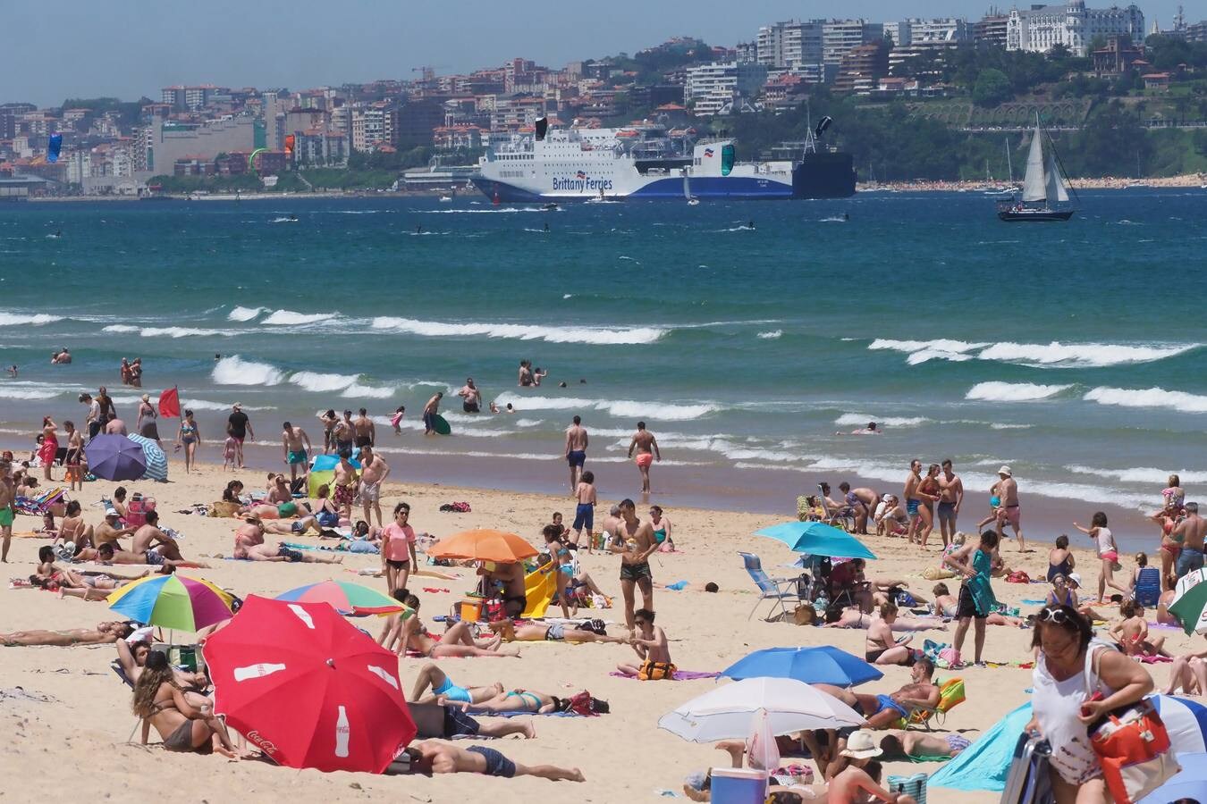 Las altas temperaturas de este fin de semana han llevado a miles de personas a disfrutar durante el día de los arenales de Cantabria.