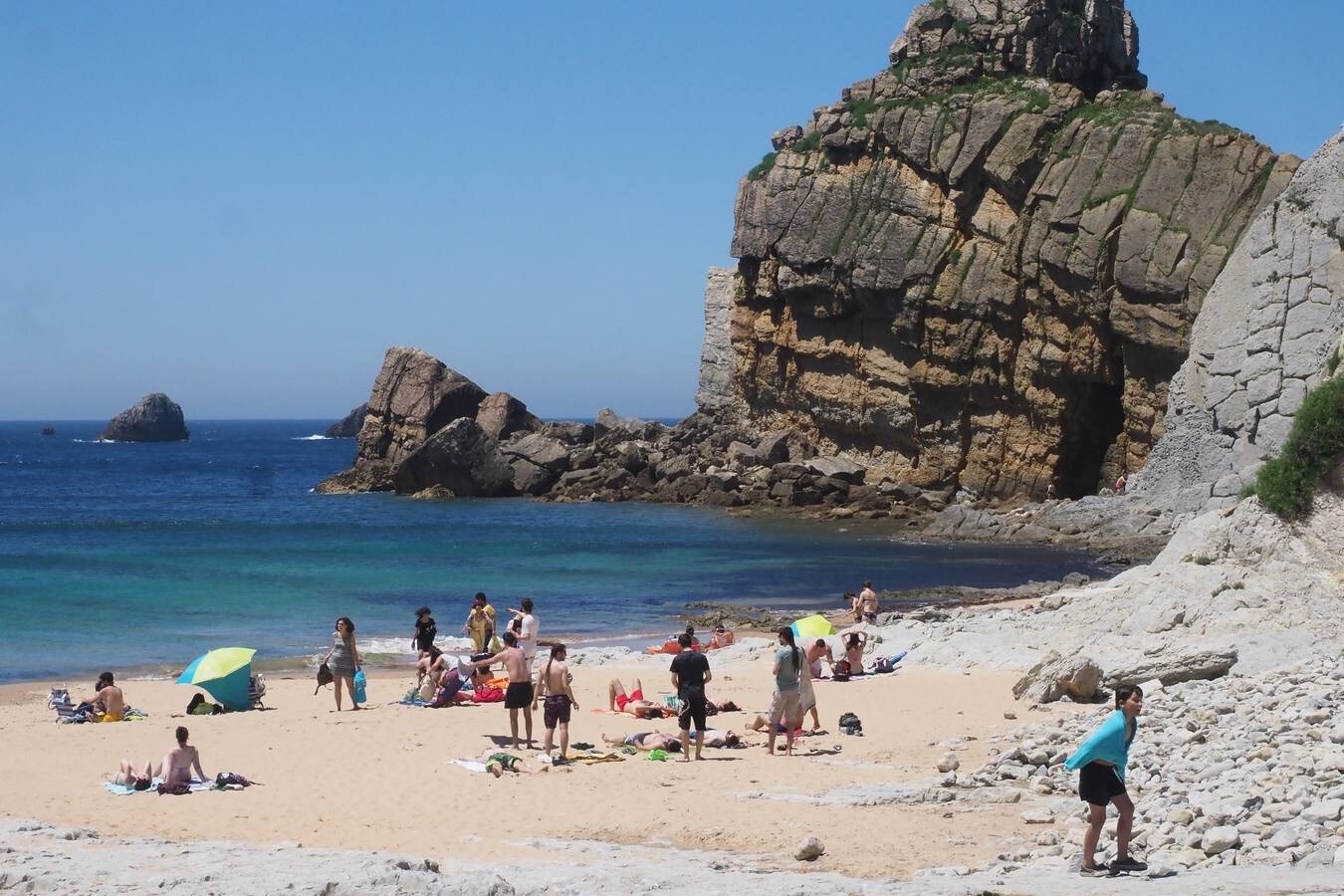 Las altas temperaturas de este fin de semana han llevado a miles de personas a disfrutar durante el día de los arenales de Cantabria.