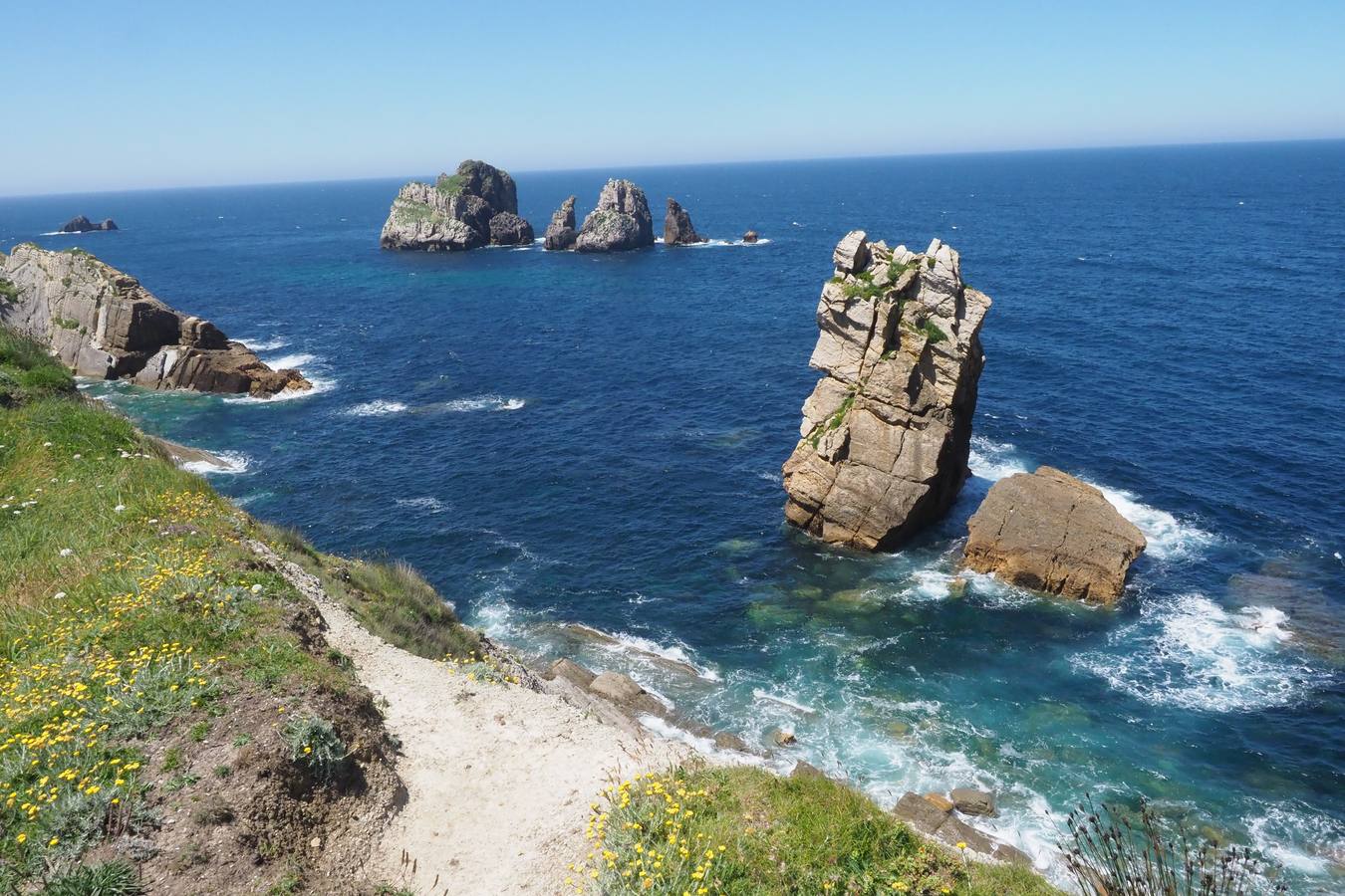 Las altas temperaturas de este fin de semana han llevado a miles de personas a disfrutar durante el día de los arenales de Cantabria.