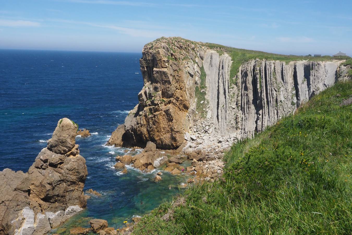 Las altas temperaturas de este fin de semana han llevado a miles de personas a disfrutar durante el día de los arenales de Cantabria.