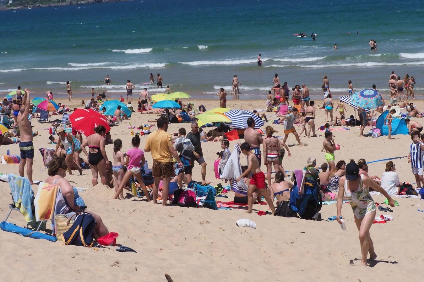 Las altas temperaturas de este fin de semana han llevado a miles de personas a disfrutar durante el día de los arenales de Cantabria.