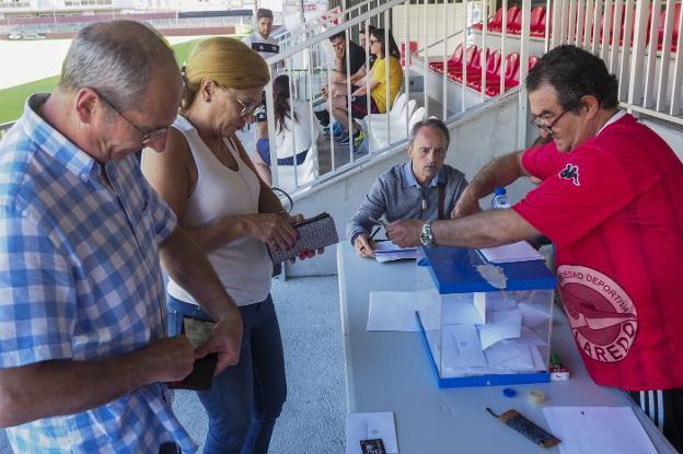 Los votantes se acercaron paulatinamente a San Lorenzo a lo largo del día.