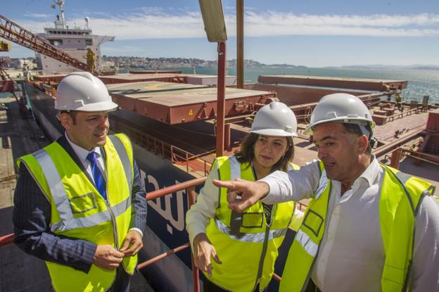 Martínez Lebeña, Rosa García y Gómez Bueno, ayer durante la visita a la terminal agroalimentaria.