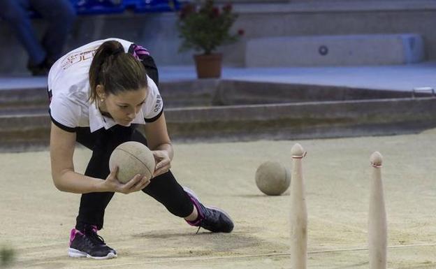 Laura Saiz, de Concejón de Ibio, en pleno birle.