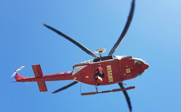 Rescatan a dos senderistas que se habían perdido en una zona de monte de Valmeo