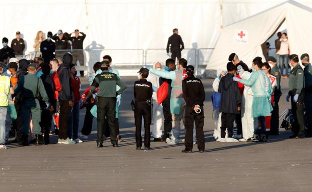 Policía, Guardia Civil y Cruz Roja atienden a los refugiados a su llegada al puerto de Valencia. 