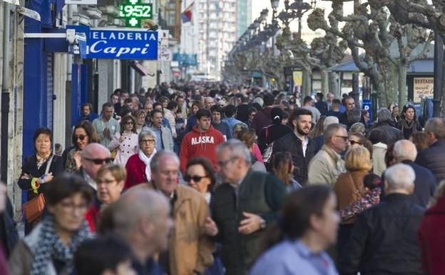 El centro de Santander (Paseo de Pereda), lleno en un día festivo en la capital. 