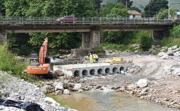 Se aplaza la demolición del puente sobre el río Besaya en Los Corrales