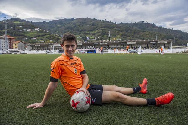 El futbolista Alberto Gómez durante su etapa en el Caudal.