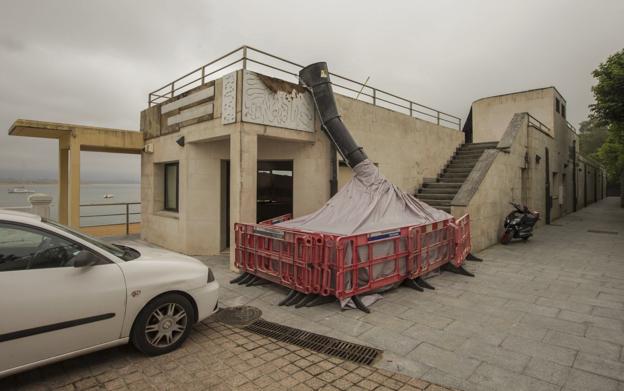 El Ayuntamiento, concesionario de la instalación, está ocupándose de arreglar la cubierta del edificio del balneario de la Magdalena. 