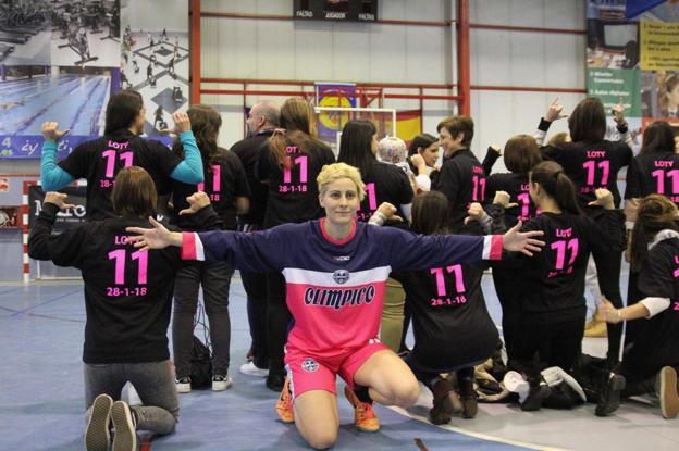 Carlota Egusquiza, con el resto de jugadoras del Olímpico 64, el día de su regreso a las canchas.