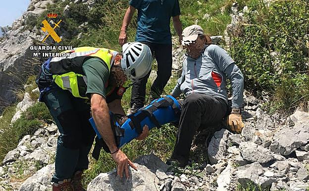 Momento en el que efectivos del Greim inmovilizaban la pierna del herido. 
