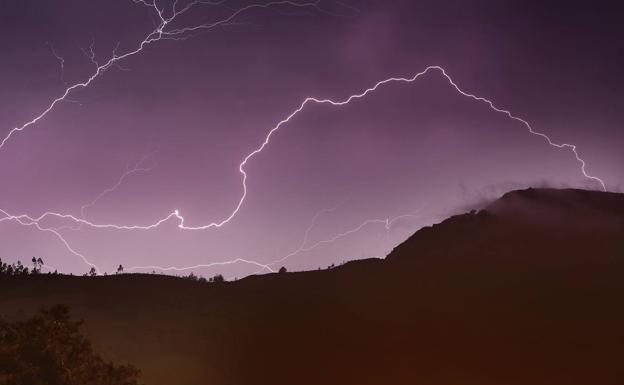 Espectacular tormenta registrada sobre las 23.00 horas de ayer, martes, en Hoz de Santa Lucía (Carrejo, Cabezón de la Sal).