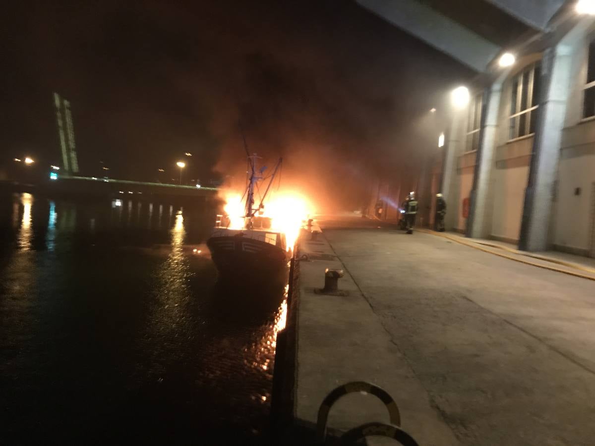 Fotos: Arde un barco cargado de bonito en el Barrio Pesquero