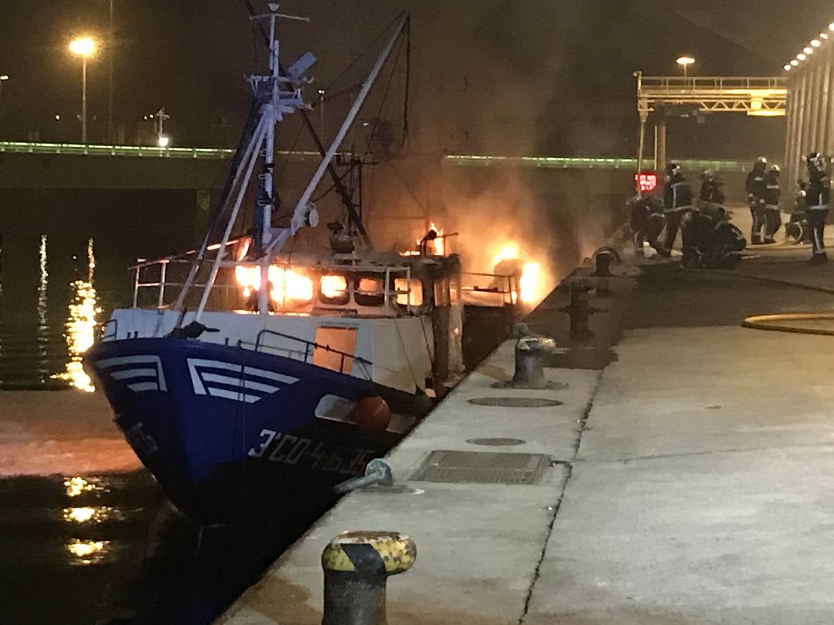 Fotos: Arde un barco cargado de bonito en el Barrio Pesquero