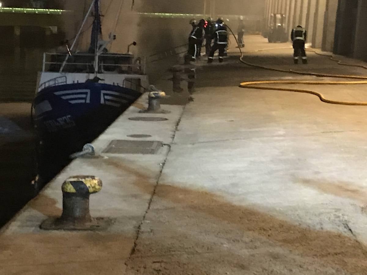 Fotos: Arde un barco cargado de bonito en el Barrio Pesquero