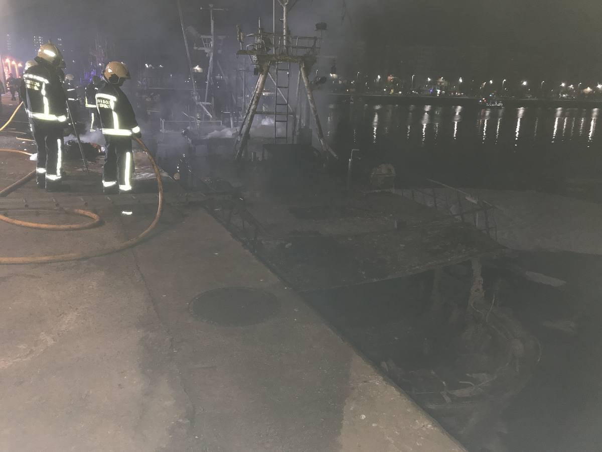 Fotos: Arde un barco cargado de bonito en el Barrio Pesquero