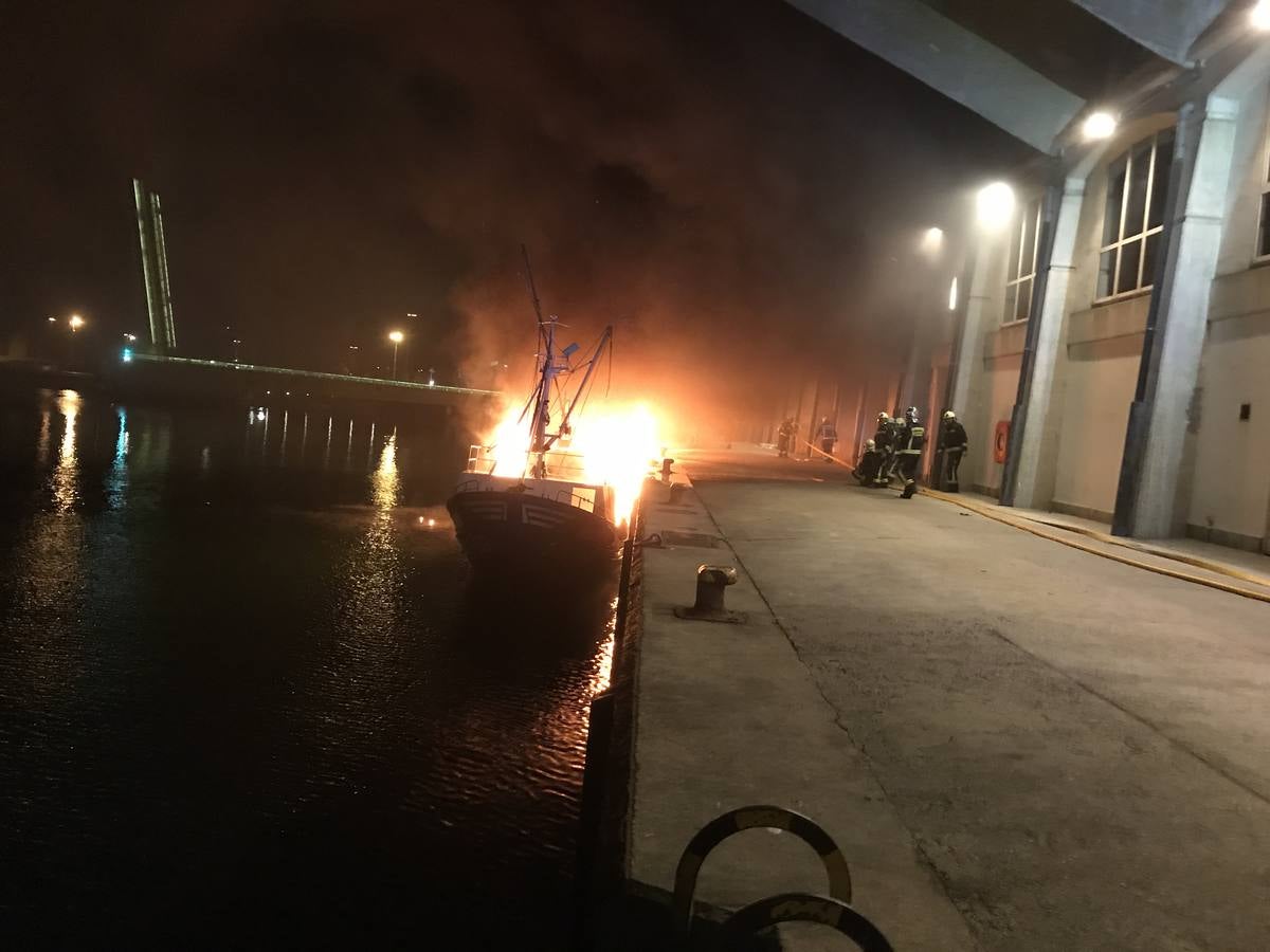 Fotos: Arde un barco cargado de bonito en el Barrio Pesquero