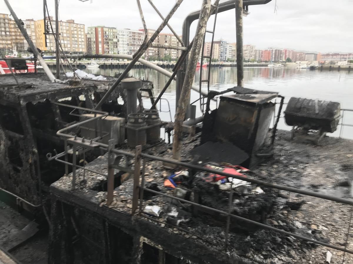 Fotos: Arde un barco cargado de bonito en el Barrio Pesquero