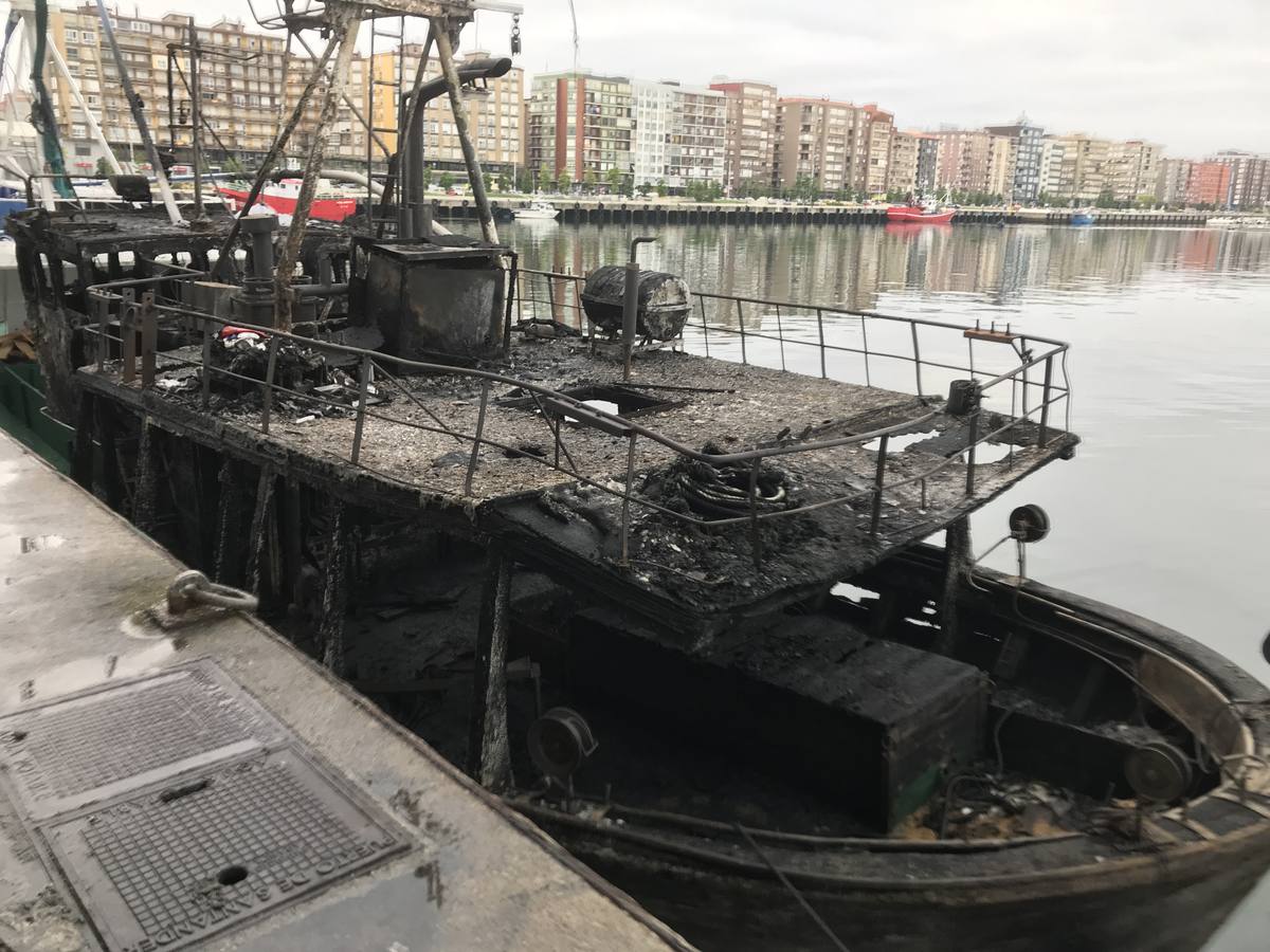 Fotos: Arde un barco cargado de bonito en el Barrio Pesquero