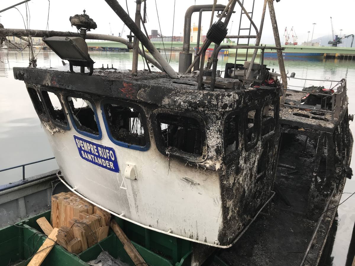 Fotos: Arde un barco cargado de bonito en el Barrio Pesquero