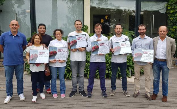 De izquierda a derecha, Pablo Alonso, Carmen Moreno y su marido Harry Gallardo, Tere Lavín, Francisco Cotera, Sebastián Larralde, Rubén Peña, César Muriedas y Pedro Vega-Hazas, posan después de la concesión de los premios.