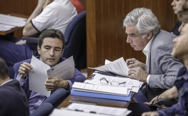 El portavoz del PORC (derecha) habla con el del PSOE durante el pleno