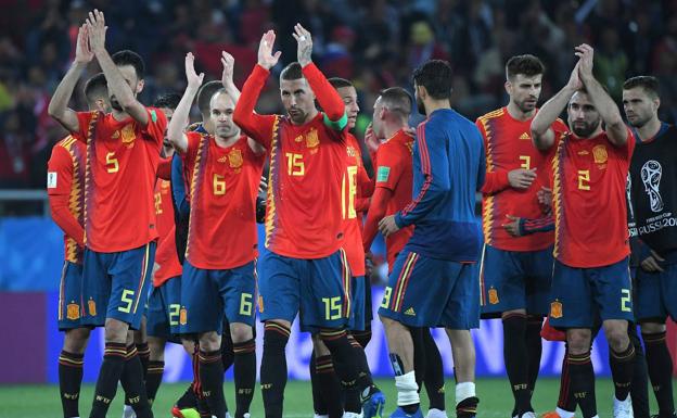 La selección española de fútbol se juega su continuidad en el Mundial, este domingo, ante Rusia