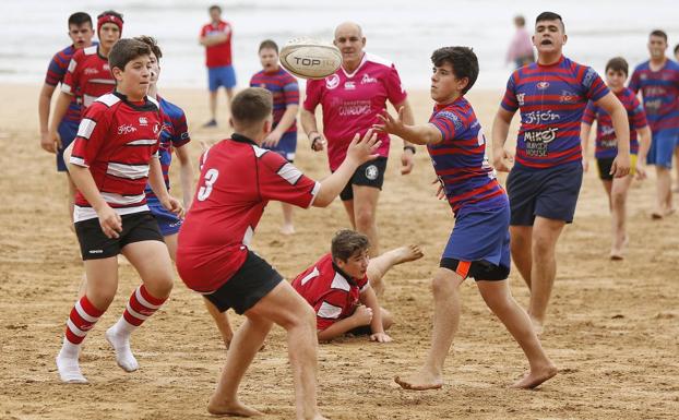 Más de 500 jugadores en el V Torneo de Rugby Playa de Noja