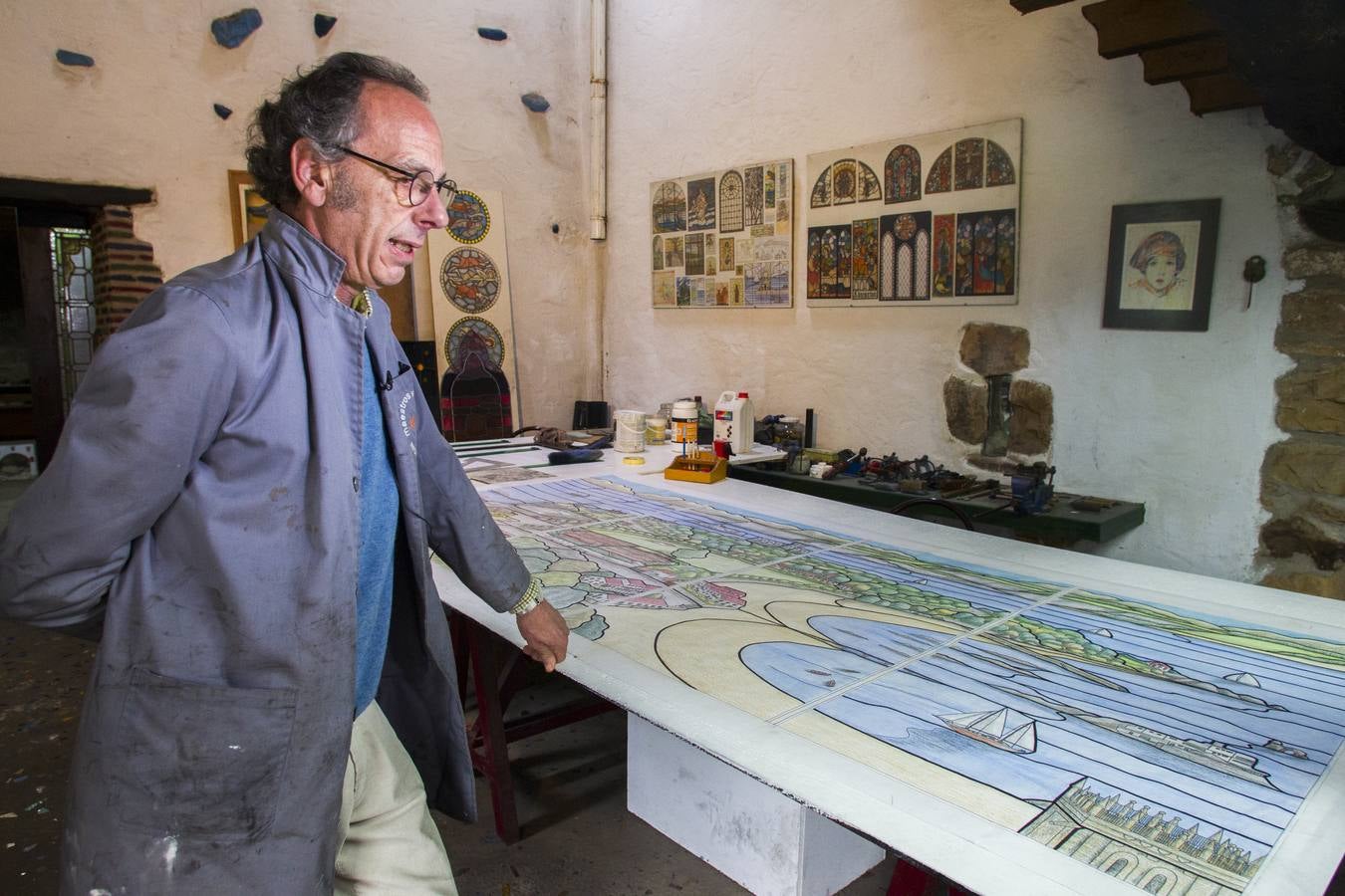 Los vidrieros actuales han tenido que adaptarse a una era industrial manteniendo la esencia artesanal de su trabajo. El cántabro Alfredo Piris es uno de los pocos maestros vidrieros que quedan en España. 