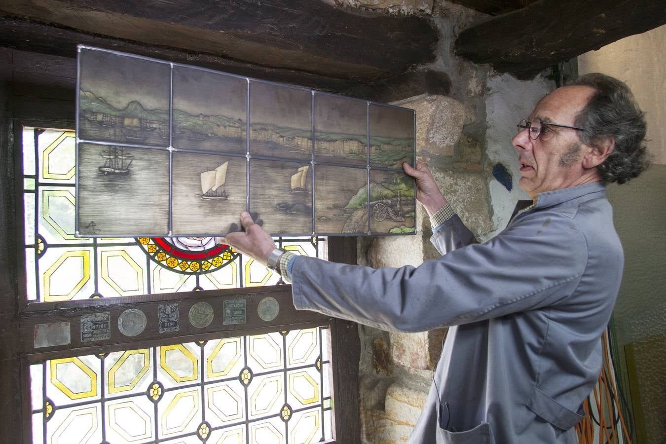 Los vidrieros actuales han tenido que adaptarse a una era industrial manteniendo la esencia artesanal de su trabajo. El cántabro Alfredo Piris es uno de los pocos maestros vidrieros que quedan en España. 