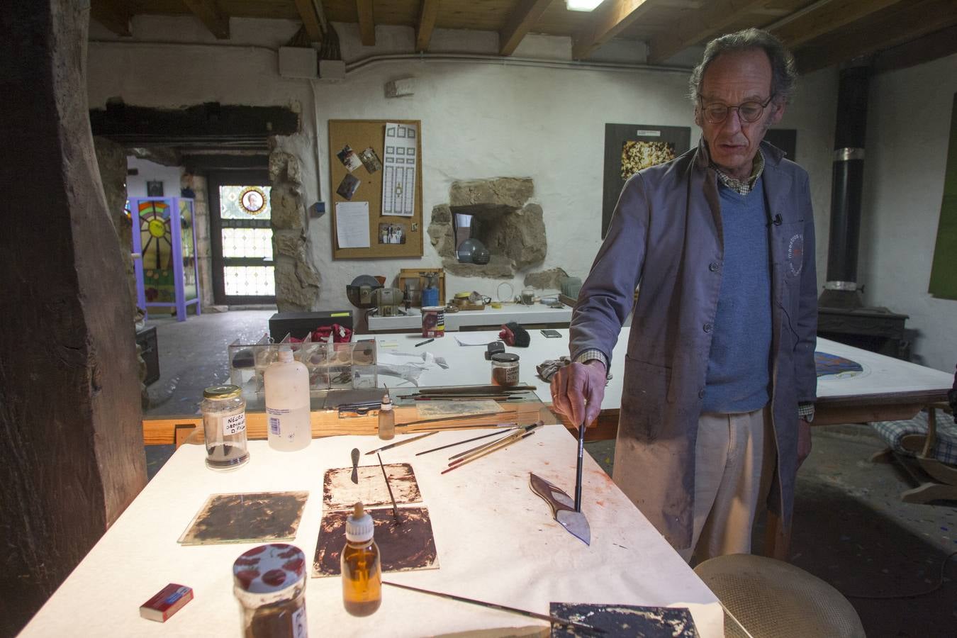 Los vidrieros actuales han tenido que adaptarse a una era industrial manteniendo la esencia artesanal de su trabajo. El cántabro Alfredo Piris es uno de los pocos maestros vidrieros que quedan en España. 