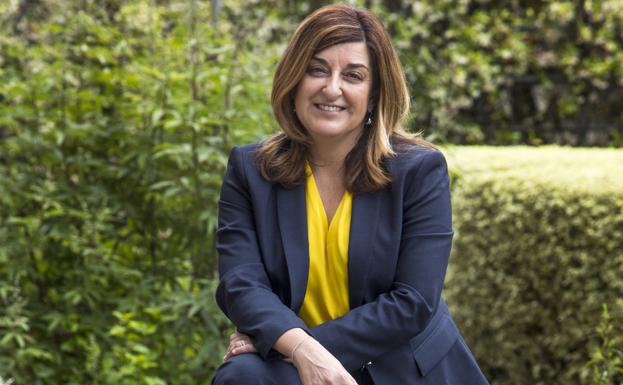 María José Sáenz de Buruaga posa en el jardín del Hotel Santemar antes de la entrevista. 