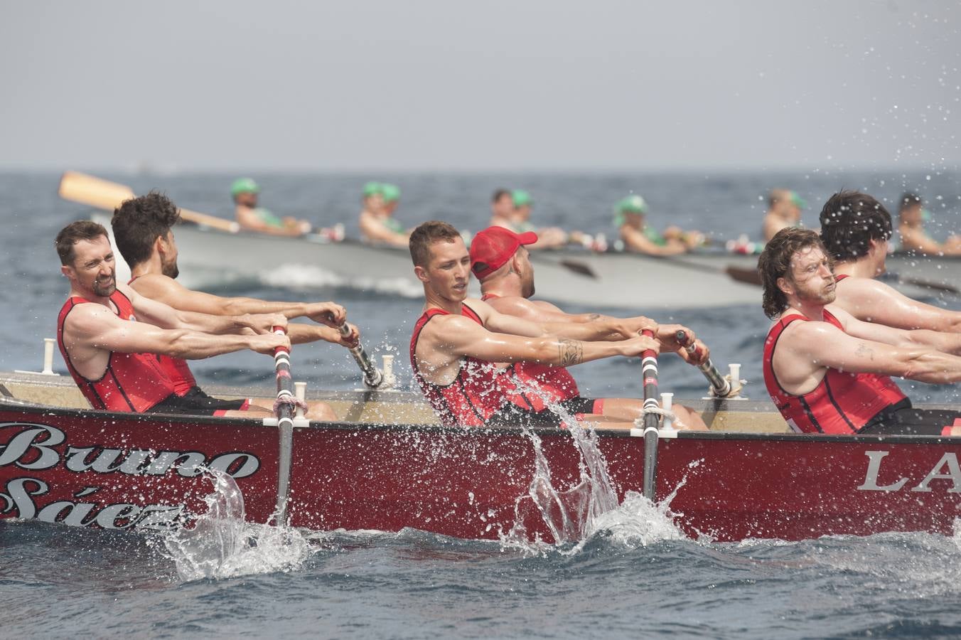 La traineta de El Astillero confirmó los pronósticos y se impuso en el campeonato regional de traineras.