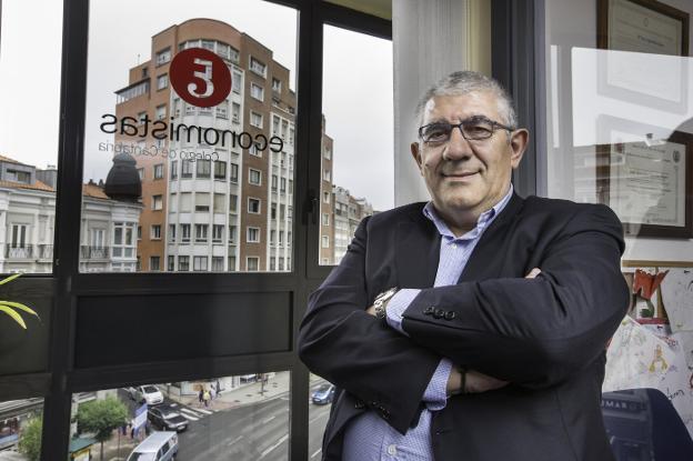 Luis Torre Crespo, Economista del Año 2018, en la sede del Colegio de Economistas de Cantabria. 