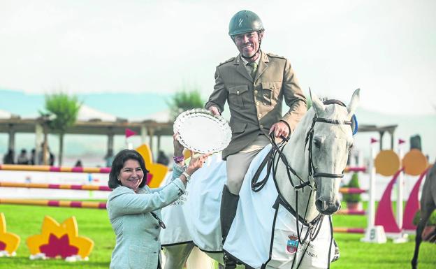 Fernández, ganador del Torneo Gobierno de Cantabria a lomos de su montura Espinosa. 