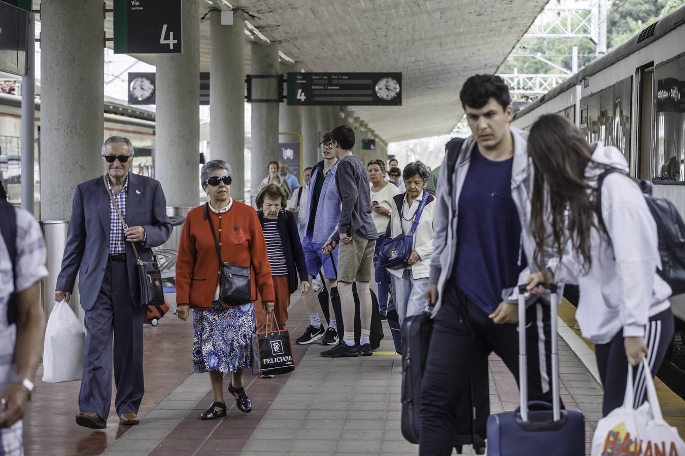 El tran playero de Valladolid a Santander llega a Cantabria con medio centenar de pasajeros