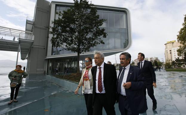 López Obrador con su esposa y el presidente cántabro, el pasado 9 de septiembre.