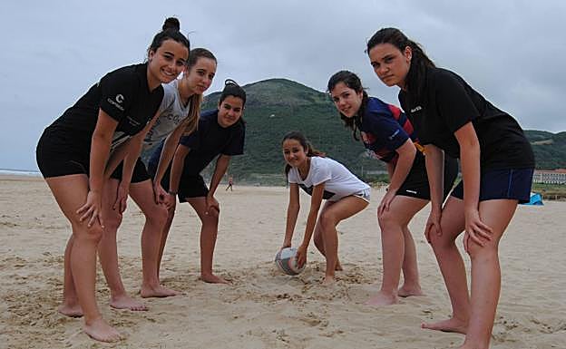 El rugby toma la playa de Suances