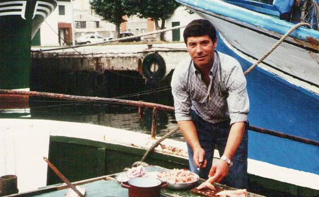 Pedro Argos en su embarcación 'San Pedro Apóstol', en 1990.