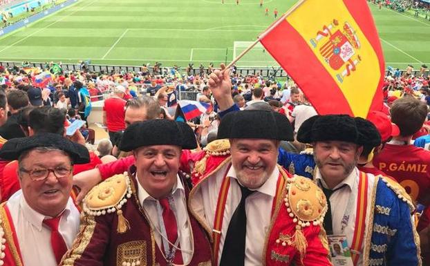 Álvaro, Julio, Nano y Tino de la Pinta, en la grada del estadio Luzhniki segundos antes del inicio del partido entre España y Rusia. 