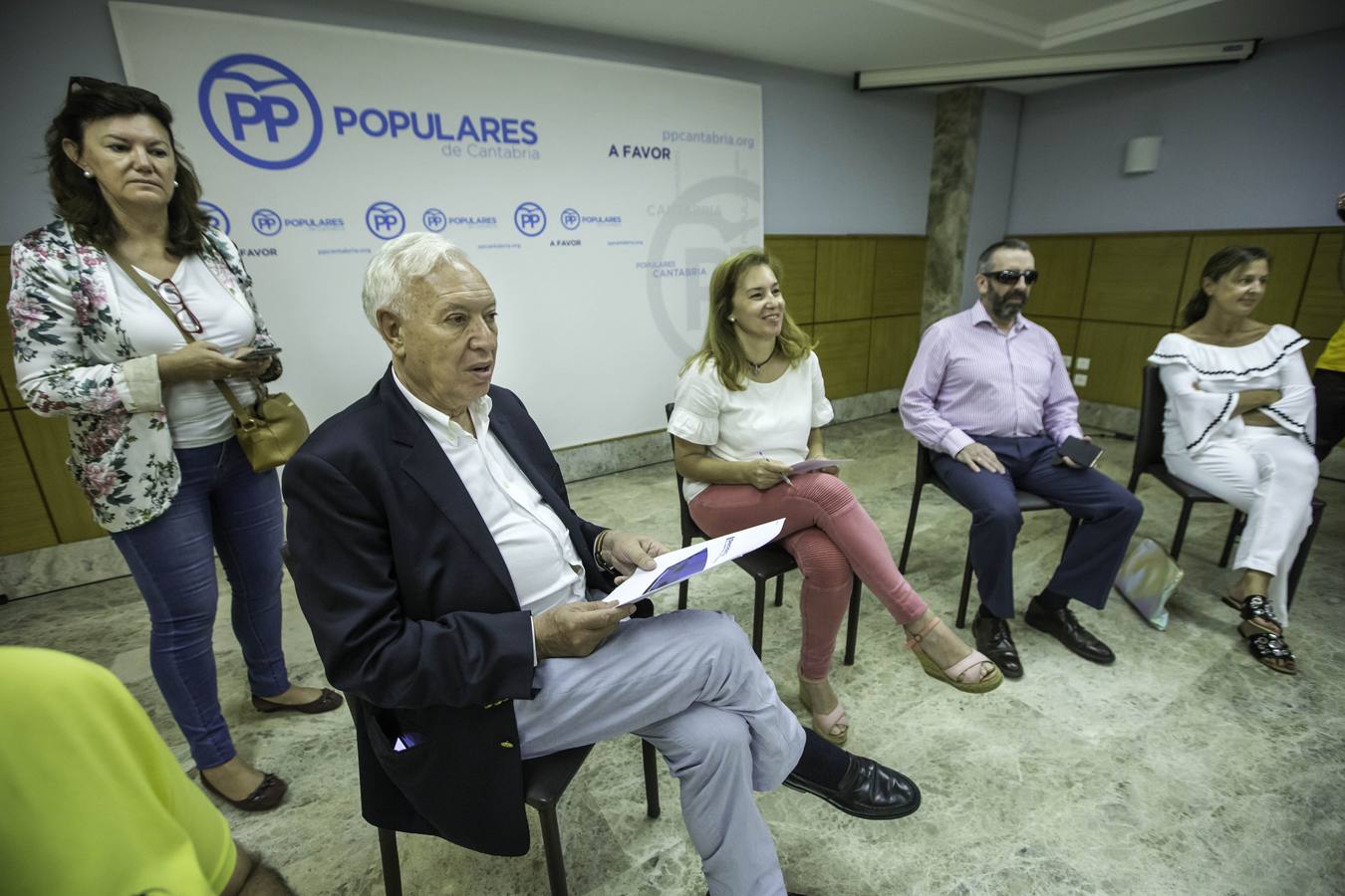 El precandidato a presidente del PP, José Manuel García-Margallo, ha participado en un encuentro con militantes en la sede del PP en Cantabria