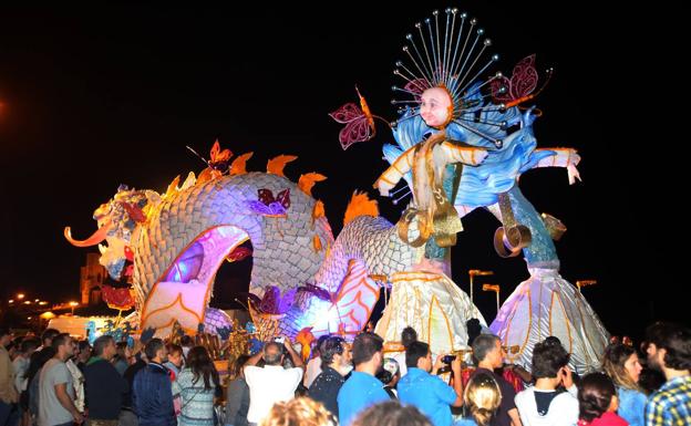 El desfile de carrozas, uno de los grandes atractivos de la fiestas.