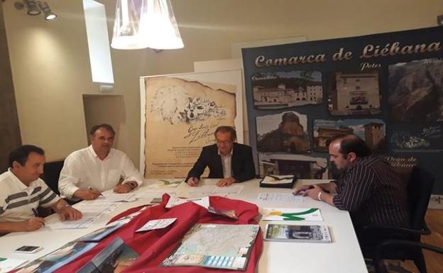 Firma del contrato en el Centro de Estudios Lebaniegos de Potes / Pedro Álvarez