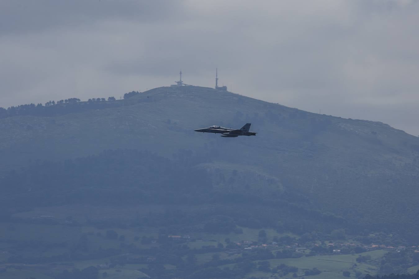 Dos F 18 sucaron los cielos de la bahía de Santander con motivo de la inauguración de los Cursos de Verano de la UIMP.