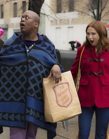 Imagen secundaria 2 - La importancia de los secundarios: Jane Krakowski, Tituss Burgess y Carol Kane acompañan a Ellie Kemper en 'Unbreakable Kimmy Schmidt' (2014-2018). 