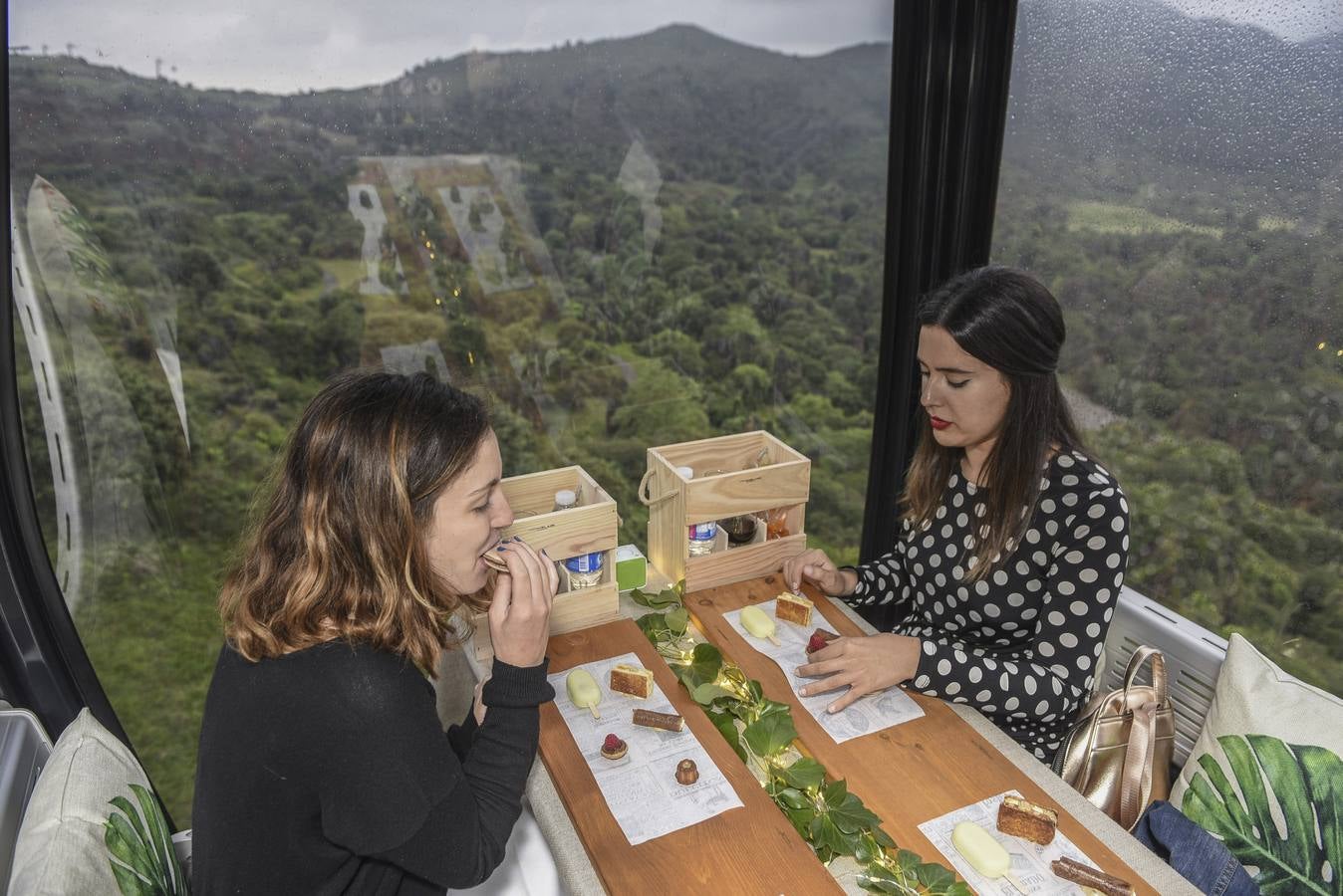 El Parque de la Naturaleza de Cabárceno ofrece este verano la experiencia de cenar en sus telecabinas con un menú elaborado por el chef Sergio Bastard