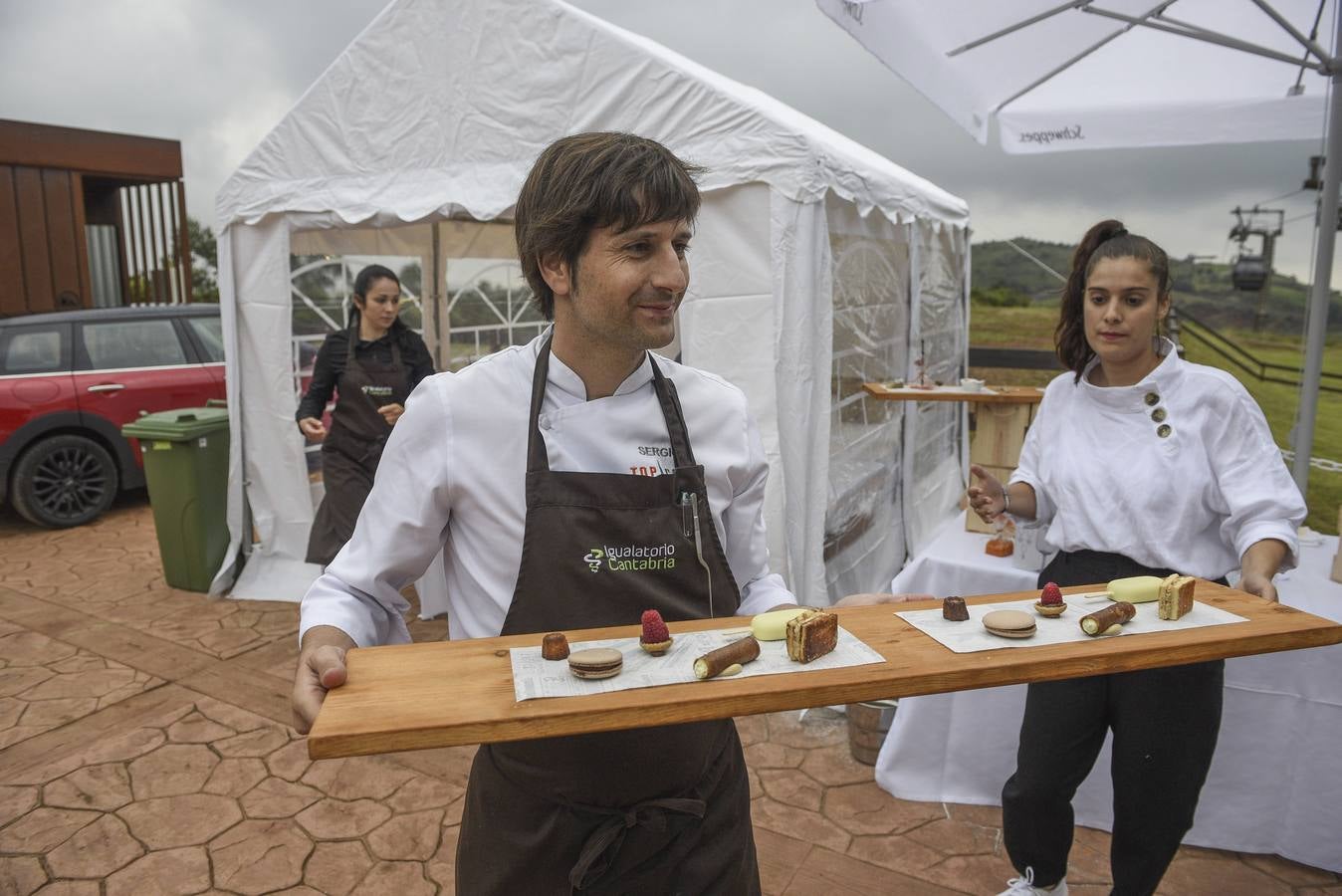 El Parque de la Naturaleza de Cabárceno ofrece este verano la experiencia de cenar en sus telecabinas con un menú elaborado por el chef Sergio Bastard