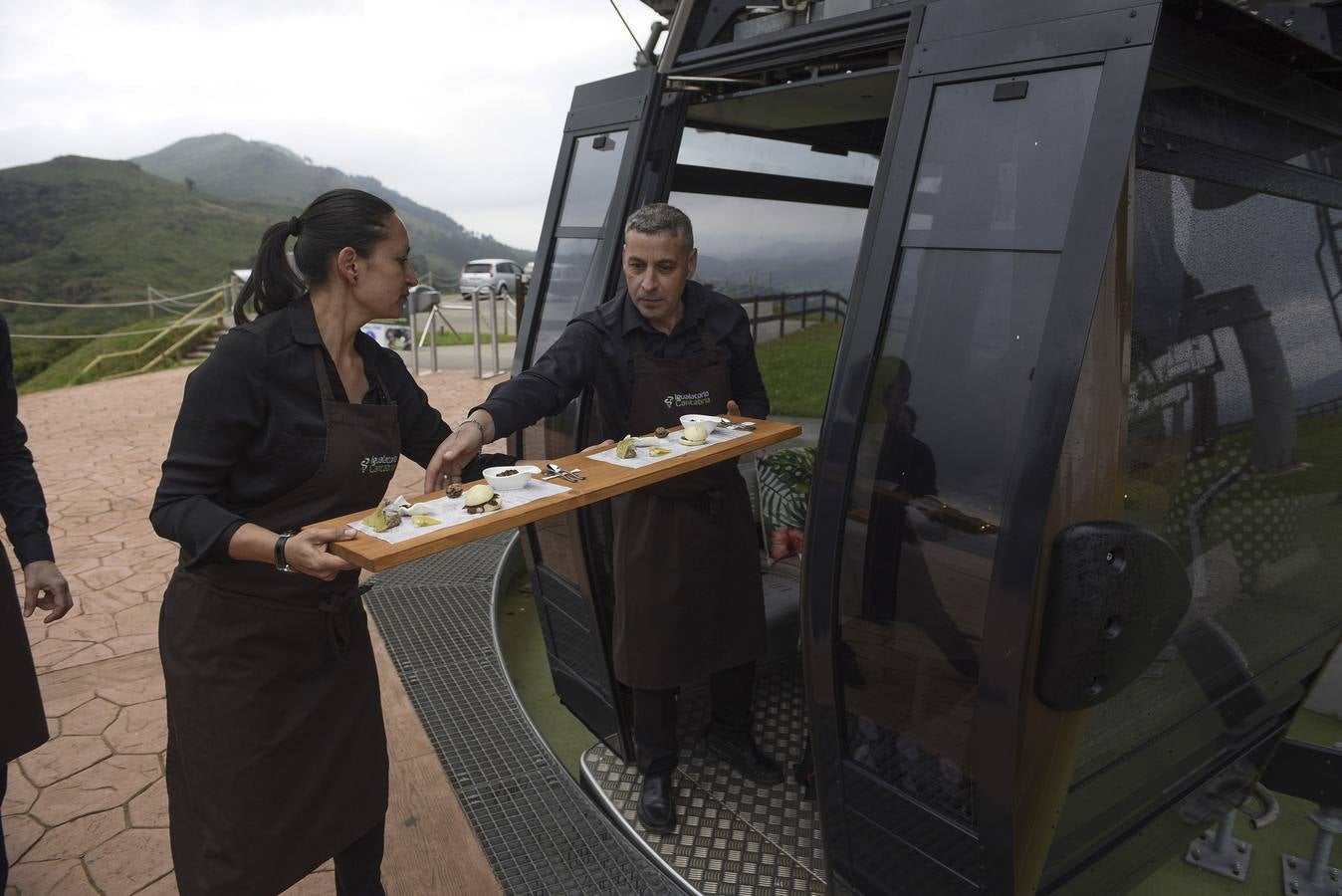 El Parque de la Naturaleza de Cabárceno ofrece este verano la experiencia de cenar en sus telecabinas con un menú elaborado por el chef Sergio Bastard