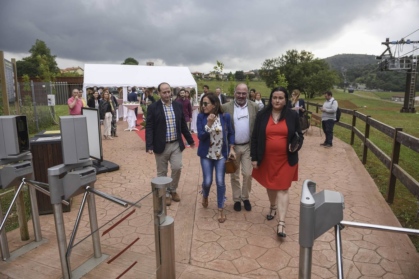 El Parque de la Naturaleza de Cabárceno ofrece este verano la experiencia de cenar en sus telecabinas con un menú elaborado por el chef Sergio Bastard